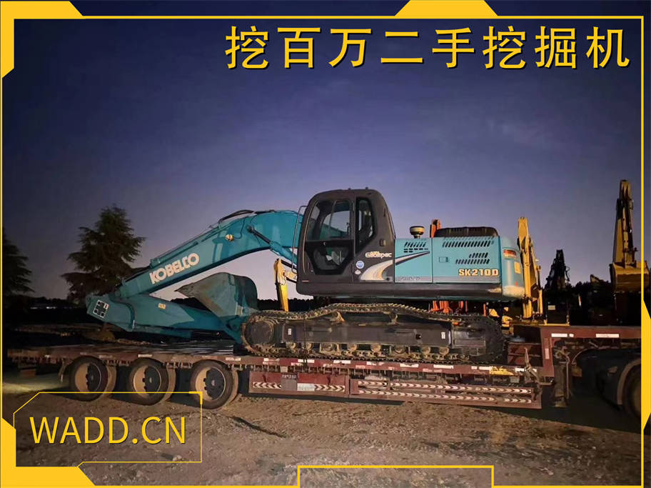 神鋼210二手挖掘機晚間加班裝車發貨，高效交付，助您工程順利推進！