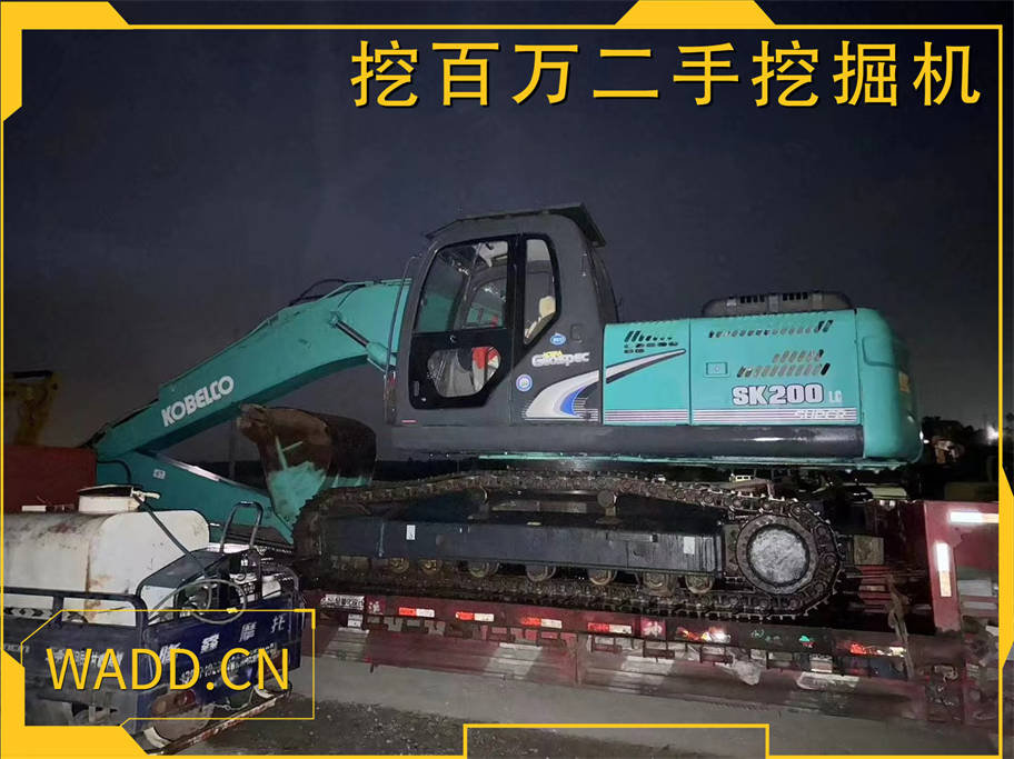 神鋼200二手挖掘機晚間加班裝車發貨，即刻交付，助您工程高效推進！