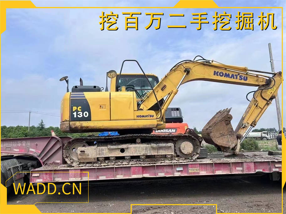 小松130二手挖掘機裝車完畢，攜破碎錘準備出口至廣西，助力當地工程項目！