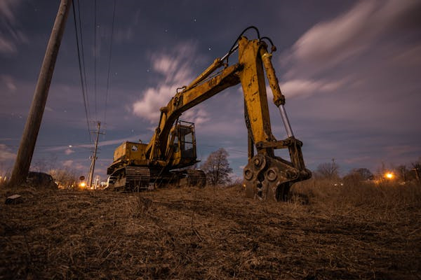 二手挖掘機在新能源項目中的應用及其優勢 Applications and Advantages of Second-Hand Excavators in New Energy Projects